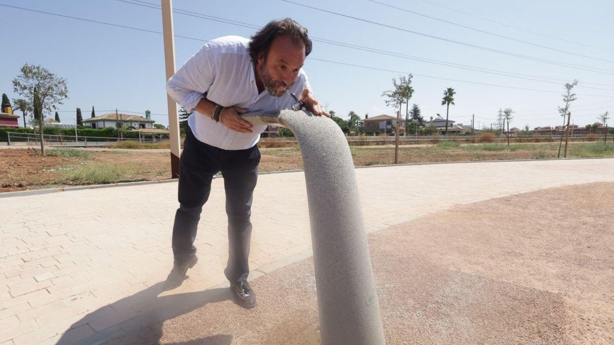 Ibarrola bebe agua de una de las nuevas fuentes.