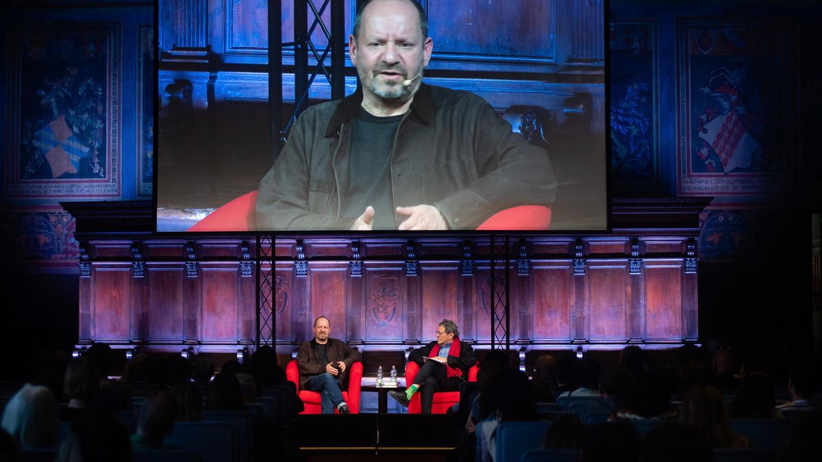 El abogado y escritor Philippe Sands y el abogado Reed Brody durante el festival de periodismo de Perugia, Italia, el 17 de abril.