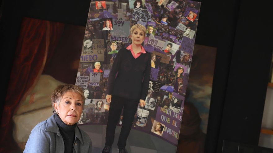 Isabel Oliver posa junto a un autorretrato.