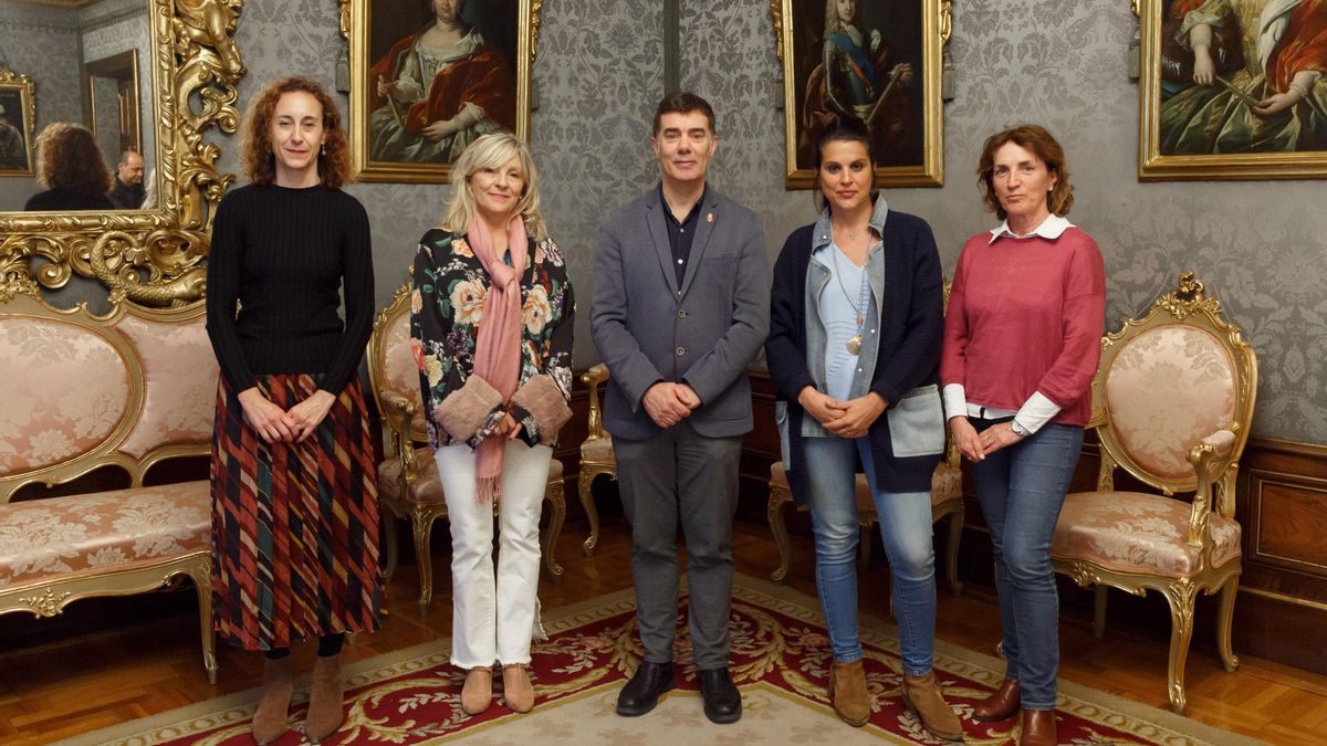 Patricia Ruiz de Irizar, María Caballero, Eduardo Santos, Olivia Elizari y Maite García.