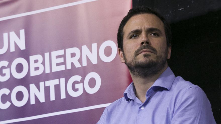 Archivo - Imagen de archivo de la por aquel entonces líder de Podemos Andalucía, Teresa Rodríguez (i) y el coordinador general de IU, Alberto Garzón (d) durante la campaña electoral de 2019.