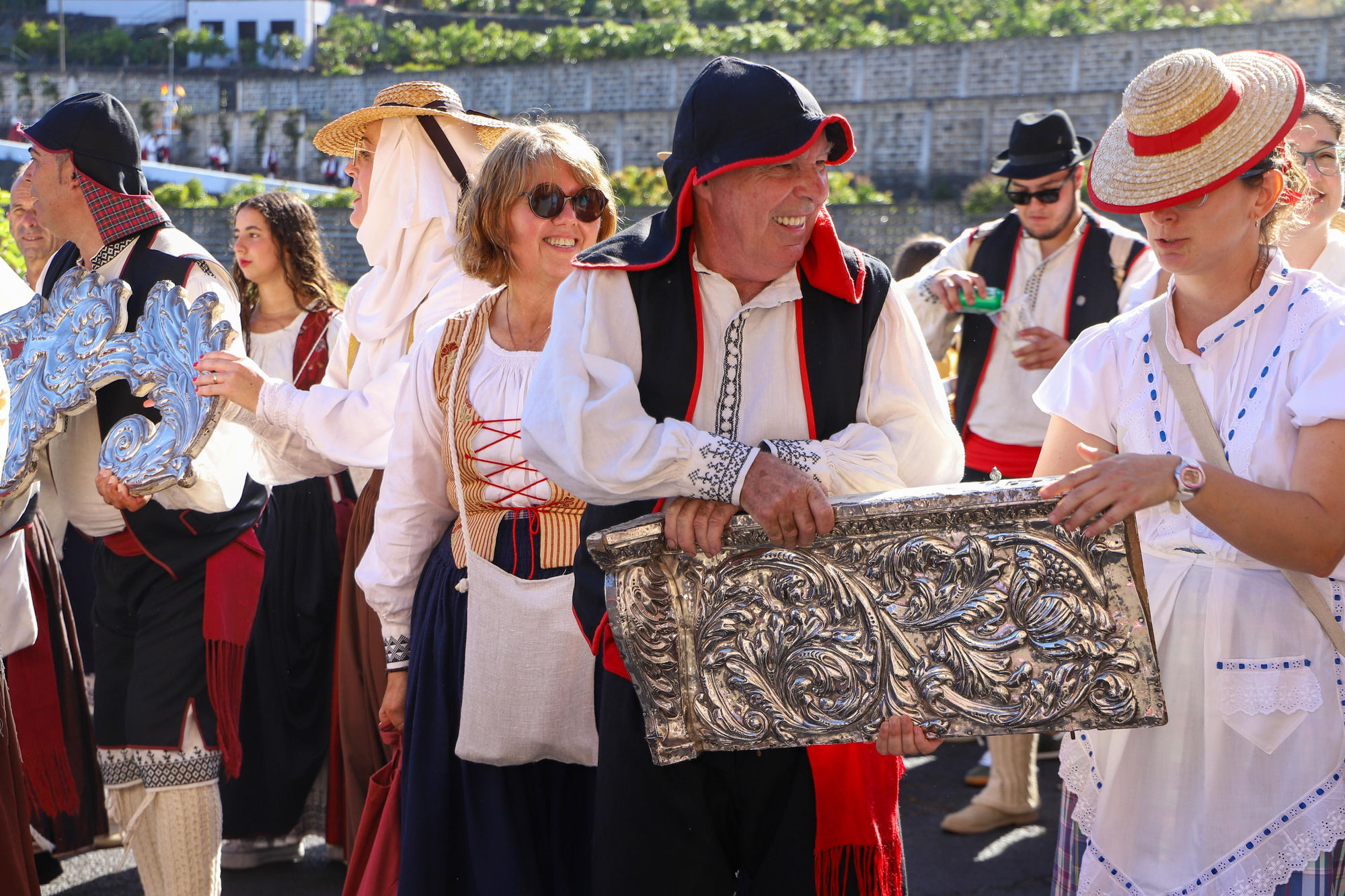 Bajada de las piezas del trono de la Virgen de las Nieves. LUIS G.MORERA/EFE