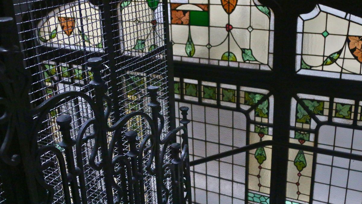 La vidriera de la zona de las escaleras en torno al ascensor de un edificio del centro de Donostia