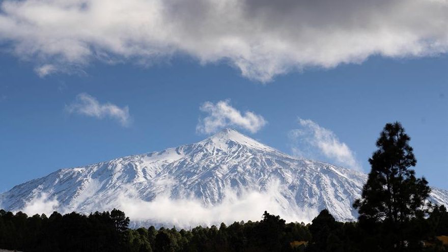 La imponente imagen del Teide tras el paso de la borrasca Filomena por Canarias