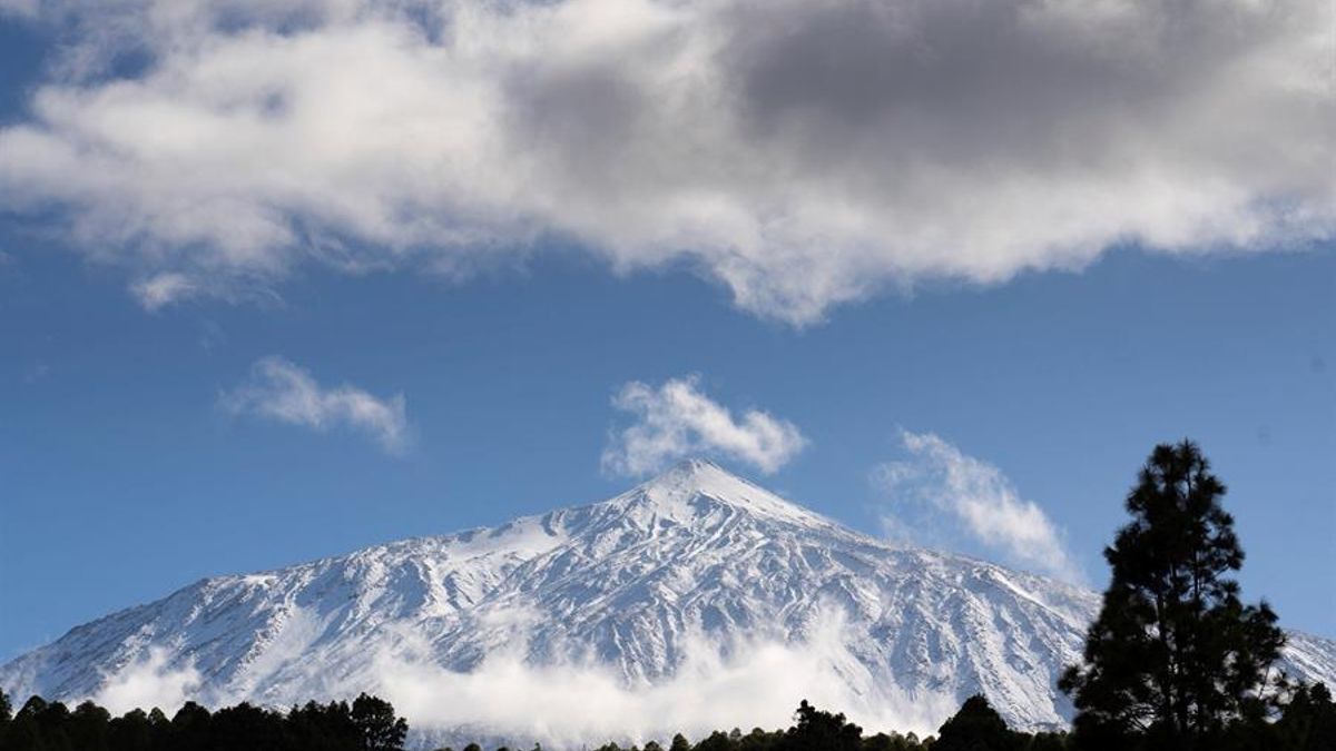 La imponente imagen del Teide tras el paso de la borrasca Filomena por Canarias
