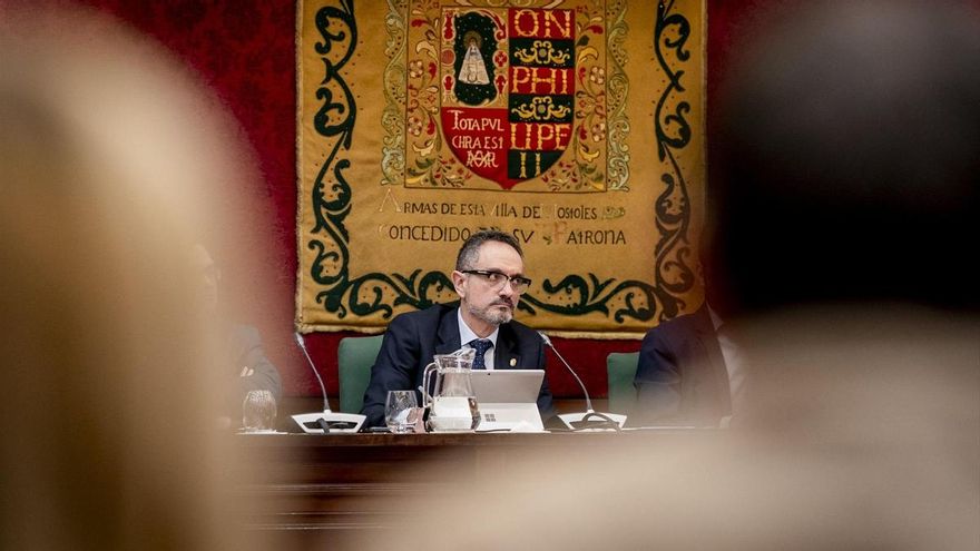 El alcalde de Móstoles, Manuel Bautista, durante un pleno extraordinario en el Ayuntamiento de Móstoles, a 24 de febrero de 2026, en Móstoles, Madrid (España).