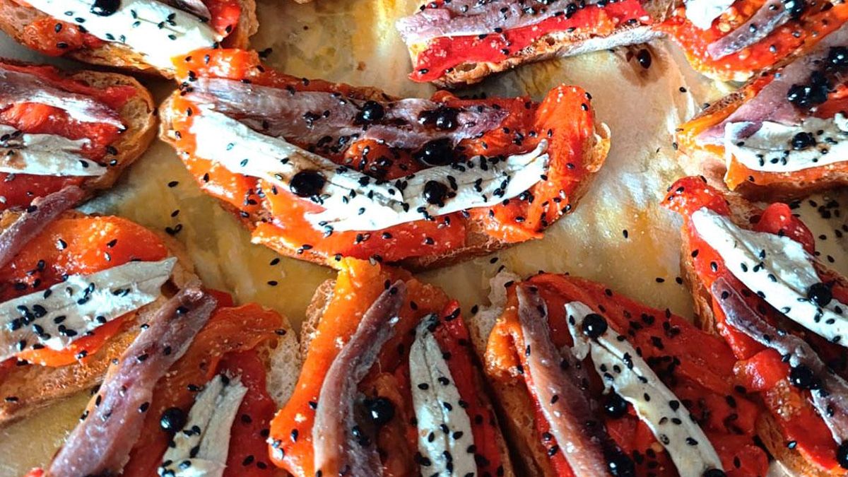 Con bacalao, anchoas o aguacate: tres tostas con pimientos asados sobre pan crujiente