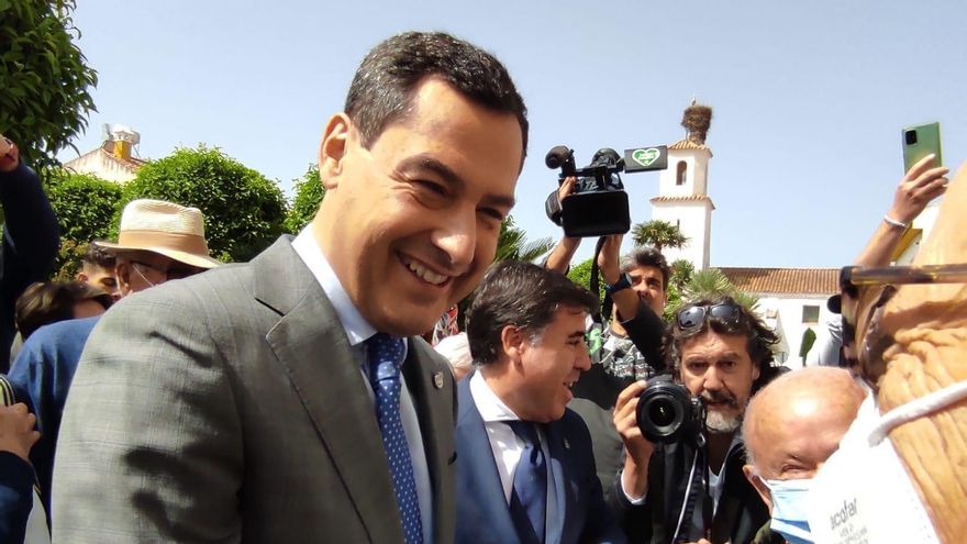 Juanma Moreno habla con un anciano en Encinarejo, en presencia del alcalde de la ELA, Miguel Ruiz Madruga.