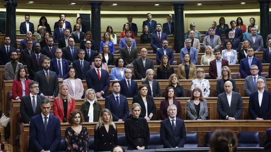El hemiciclo guarda un minuto de silencio en recuerdo por las personas que perdieron la vida hace un año por la dana .