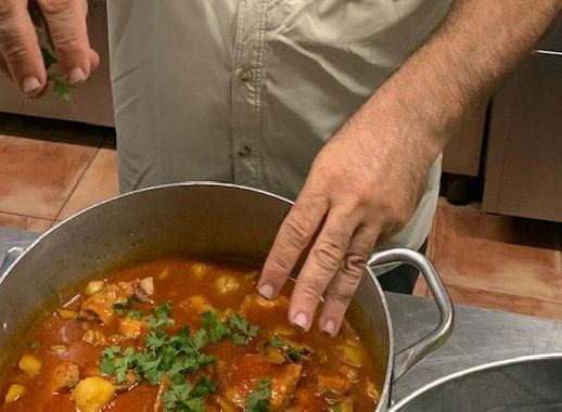 El chef José Andrés cocinando para su equipo en Restaurante Carmen