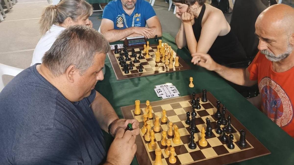CTO de España de parejas mixtas, se ve a Lucia con un asistente y un palito que usa para marcar la jugada.