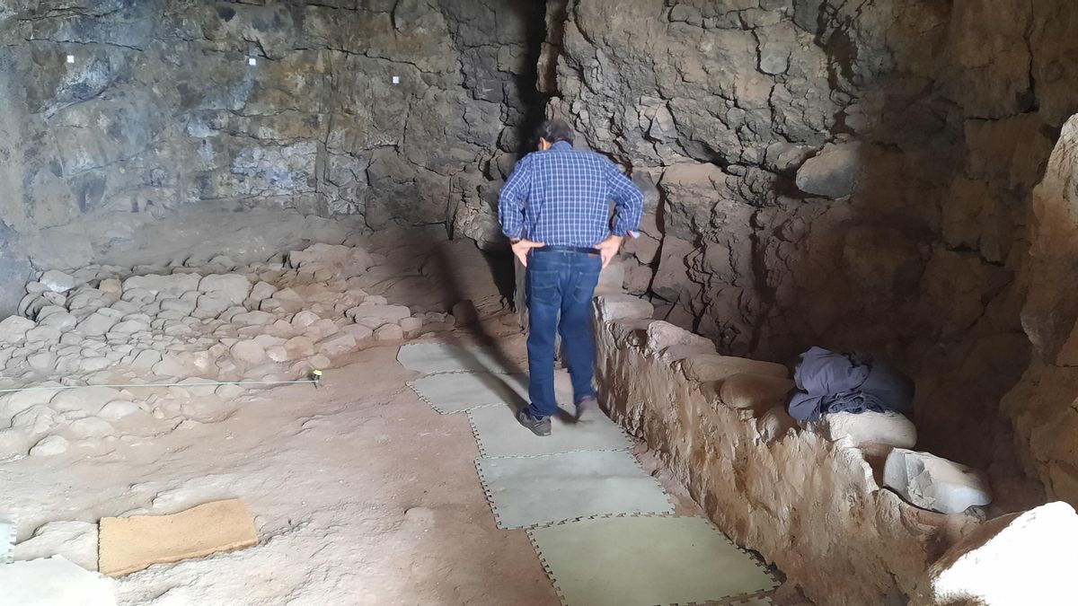 Cueva 4. Medio metro de residuos cubrían el empedrado, de factura aborigen, y apenas se veía el pesebre a la derecha, de época histórica.
