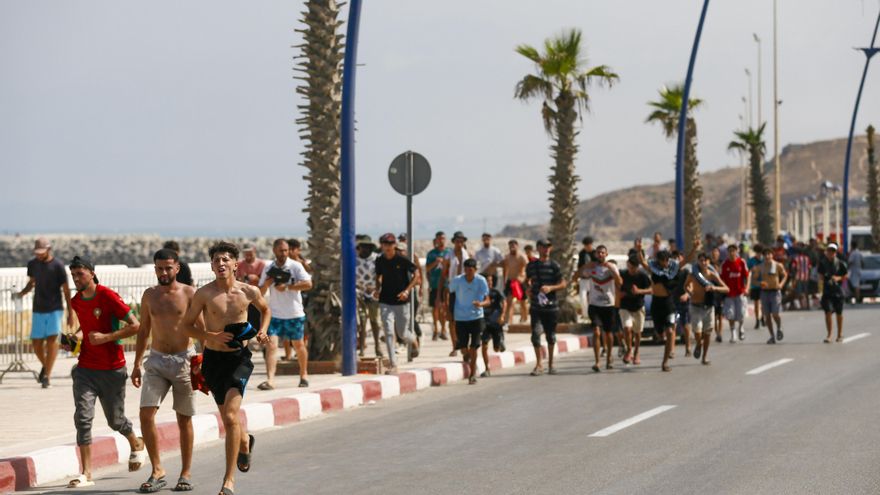 - Numerosas personas transitan las calles de la ciudad marroquí de Castillejos para dirigirse a la frontera con Ceuta, este jueves. La multitud no para de llegar a Fnideq (Castillejos). Horas después del inicio de la avalancha que ha sembrado el caos en esta ciudad marroquí fronteriza con Ceuta, miles de personas, en su mayoría jóvenes, se suman a una columna que alcanza los cinco kilómetros que separan el centro de la frontera con el enclave español. EFE/ Mohamed Siali