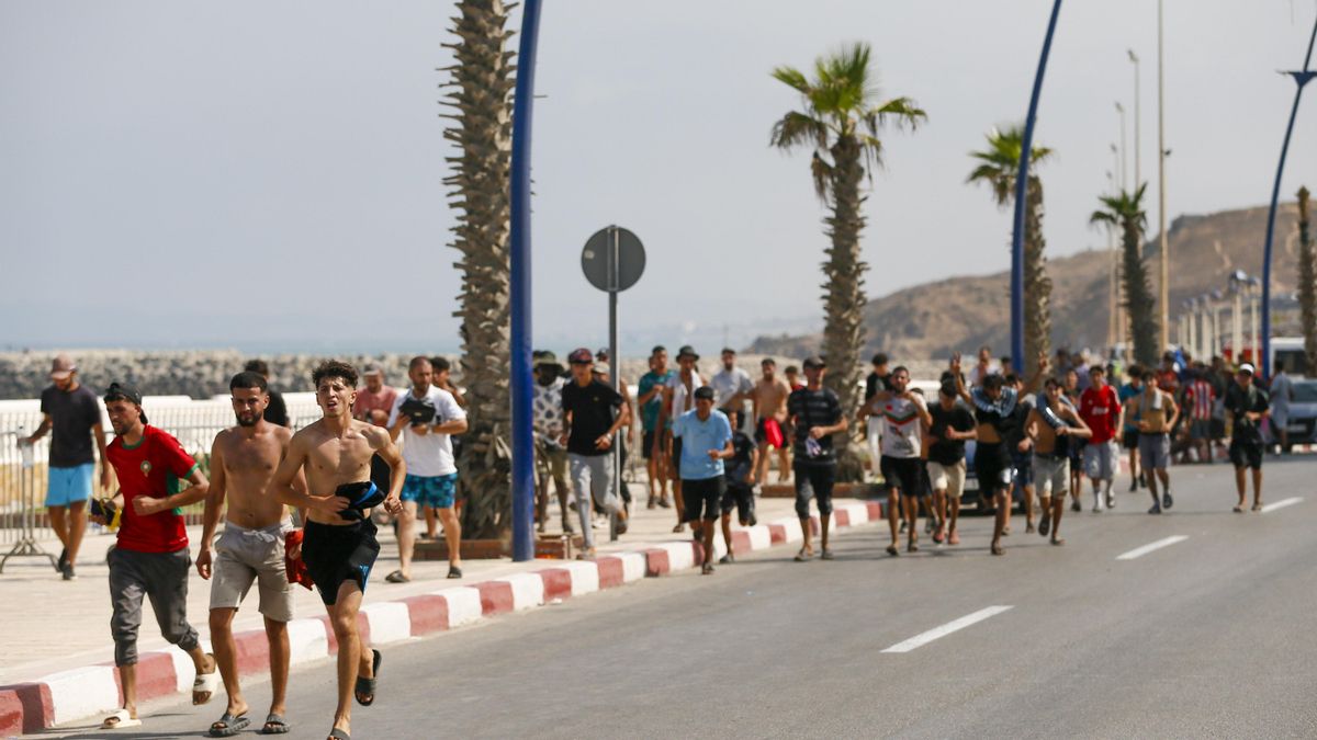 Numerosas personas transitan las calles de la ciudad marroquí de Castillejos para dirigirse a la frontera con Ceuta.