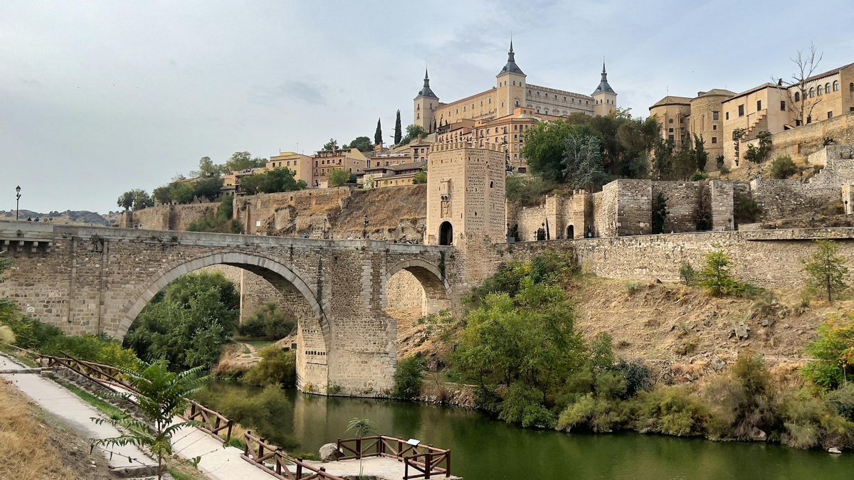 Toledo con el Alcázar marcando el horizonte.