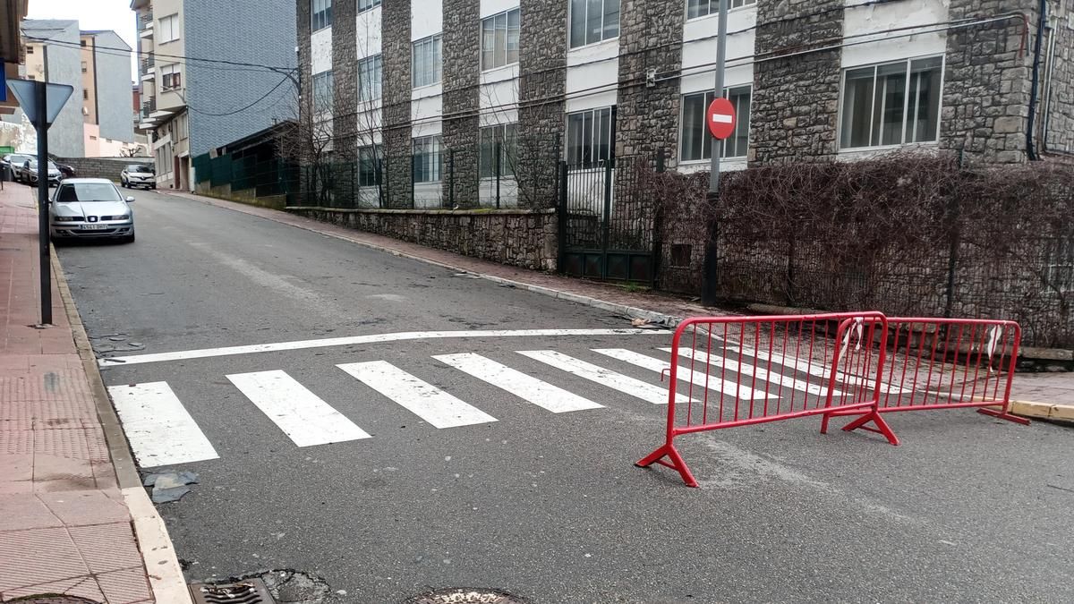 Caída de cascotes y losas del tejado del antiguo ambulatorio de Villablino. 