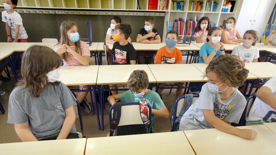 Alumnos en el primer día de clase en el colegio Balmes de València.