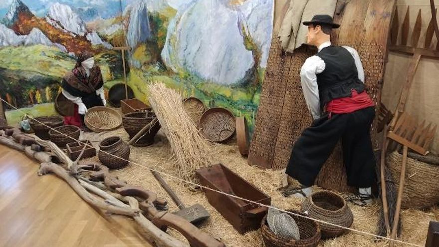 Escena del Museo Etnográfico de Riaño, utensilios del campo