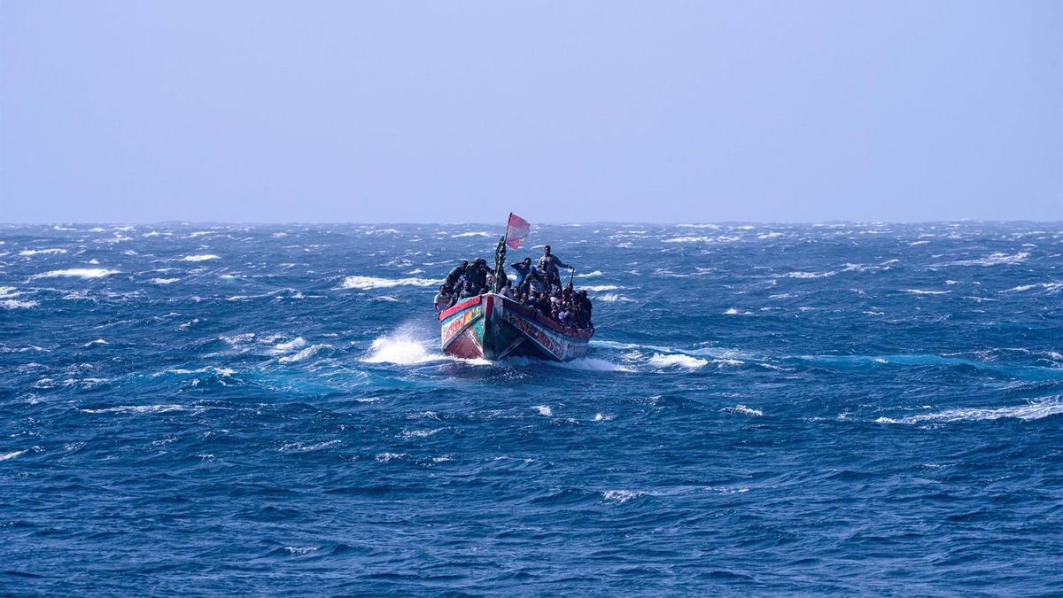 Archivo - Migrantes en una embarcación cerca de Canarias