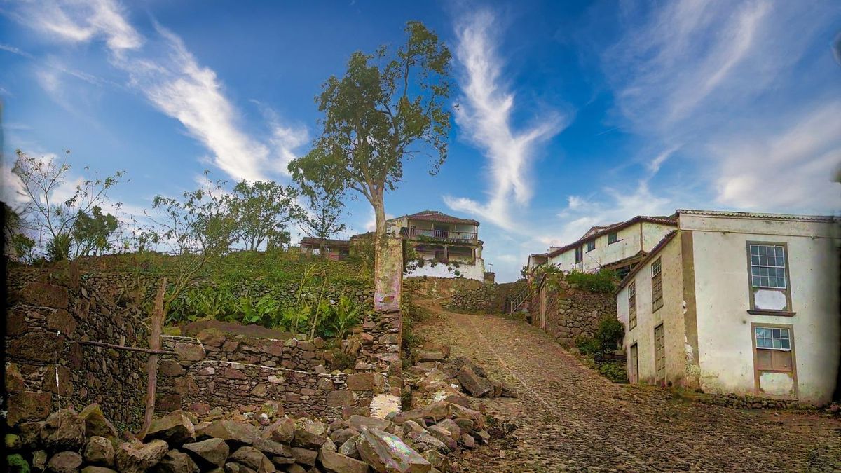 La antigua Casa Consistorial de la calle del Medio y la Sociedad El Progreso