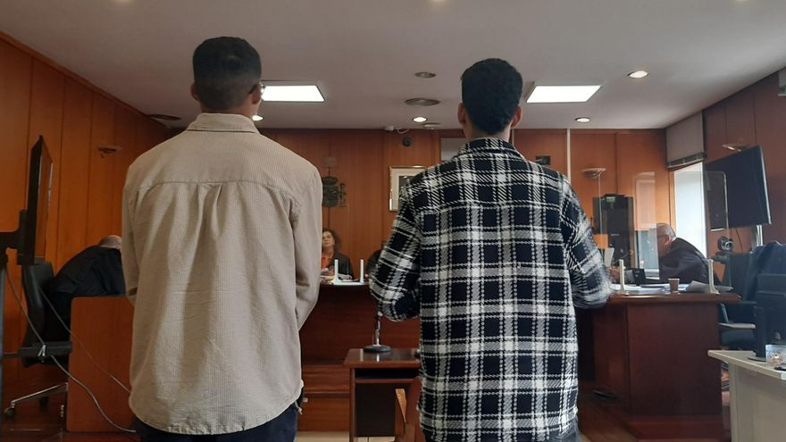 Los dos acusados de violar a una mujer, abuseltos por la Audiencia, durante el juicio celebrado el pasado mes de septiembre.