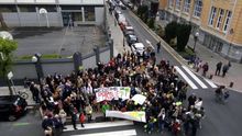 AMPAs y alumnos se manifiestan en Bilbao en protesta por el proyecto del Obispado en Abando
