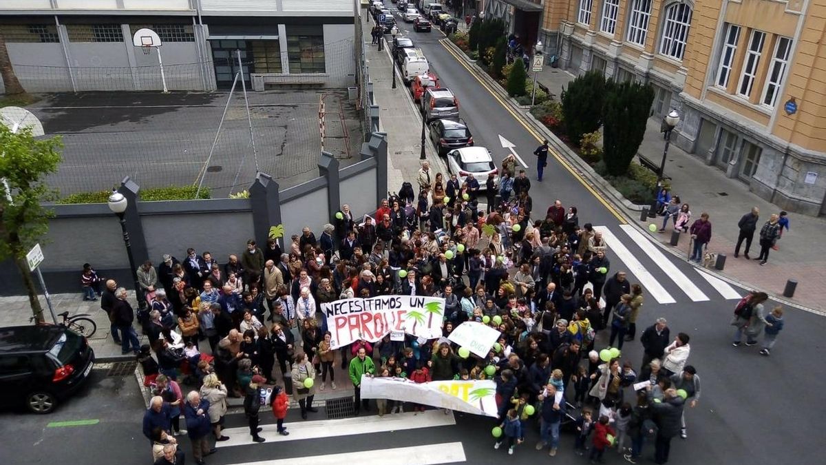 AMPAs y alumnos se manifiestan en Bilbao en protesta por el proyecto del Obispado en Abando
