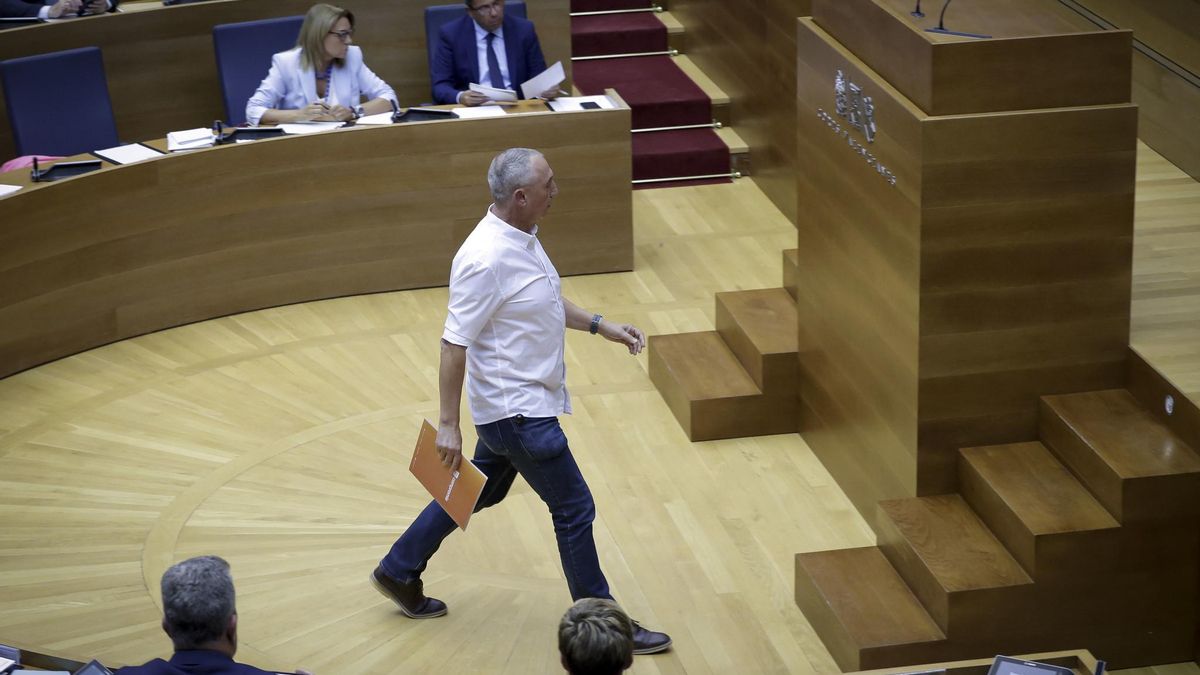 El portavoz de Compromís,  Joan Baldoví, accede a la tribuna de oradores en las Corts Valencianes.