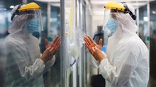 Un profesional sanitario realiza su trabajo con enfermos de la COVID -19 en la UCI del hospital del Mar de Barcelona