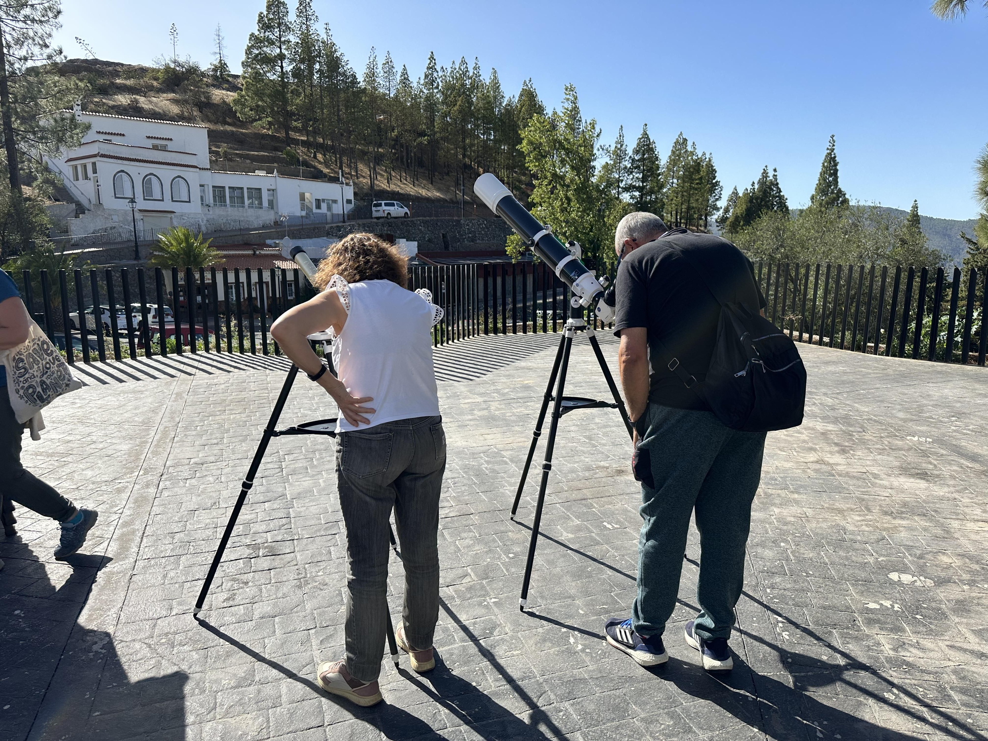 Dos personas participan en el taller de observación solar de la Asociación Astronómica y Educativa de Canarias Henrietta Swan Leavitt celebrado en el municipio de Artenara.