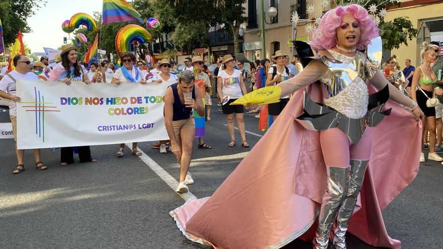 El futurismo no está reñido con el rosa, con la pancarta detrás del colectivo cristiano.