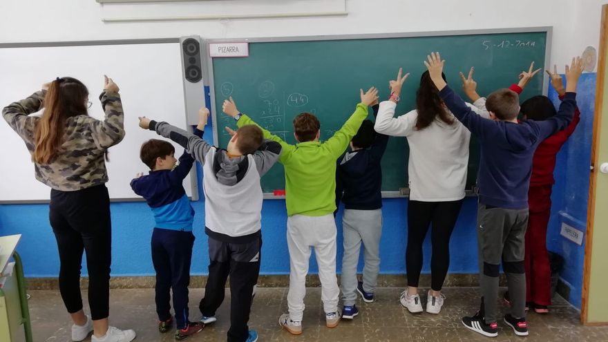 Matriculación en centros educativos públicos, "único sistema" de igualdad "sin condicionamiento económico", según STE