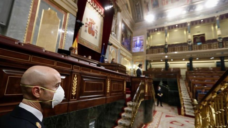 Un funcionario del Congreso protegido con mascarilla presencia un pleno celebrado en la Cámara Baja para aprobar una nueva prórroga del estado de alarma.