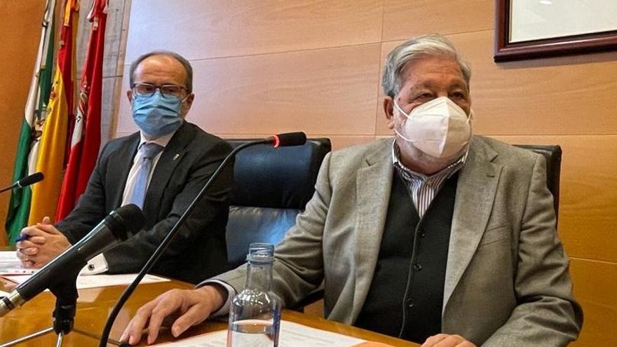 Toscano presidiendo por última vez el salón de plenos nazareno.