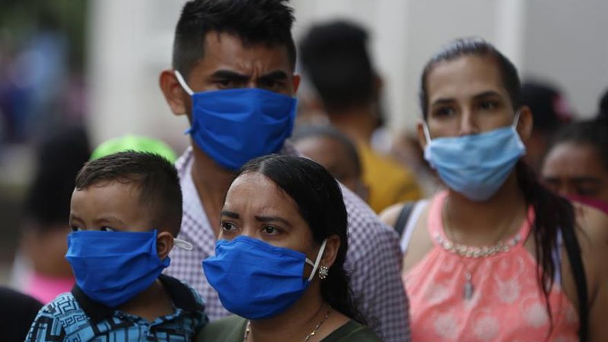 Ciudadanos venezolanos esperan atención médica en la alcaldía de Cali (Colombia).