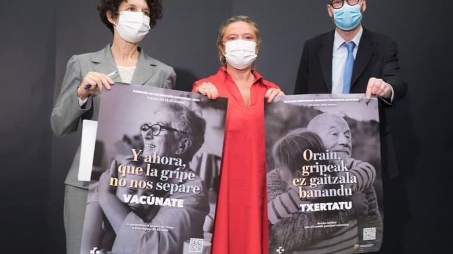 Euskadi ofrecerá finalmente la tercera dosis de la vacuna de la COVID-19 a los mayores de 70 años con la de la gripe