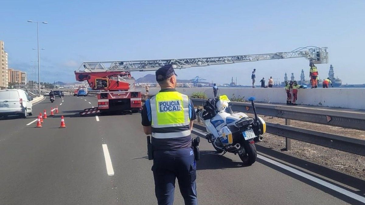 Rescate del cuerpo sin vida del pescador en la Avenida Marítima. (EUROPA PRESS)
