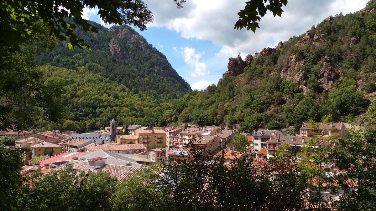 El pueblo montañés de Girona marcado por la confluencia de tres ríos y perfecto para una escapada de fin de semana