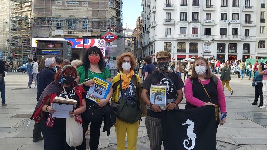 Mari Carmen, junto a colaboradores murcianos, en la boca del metro de Madrid