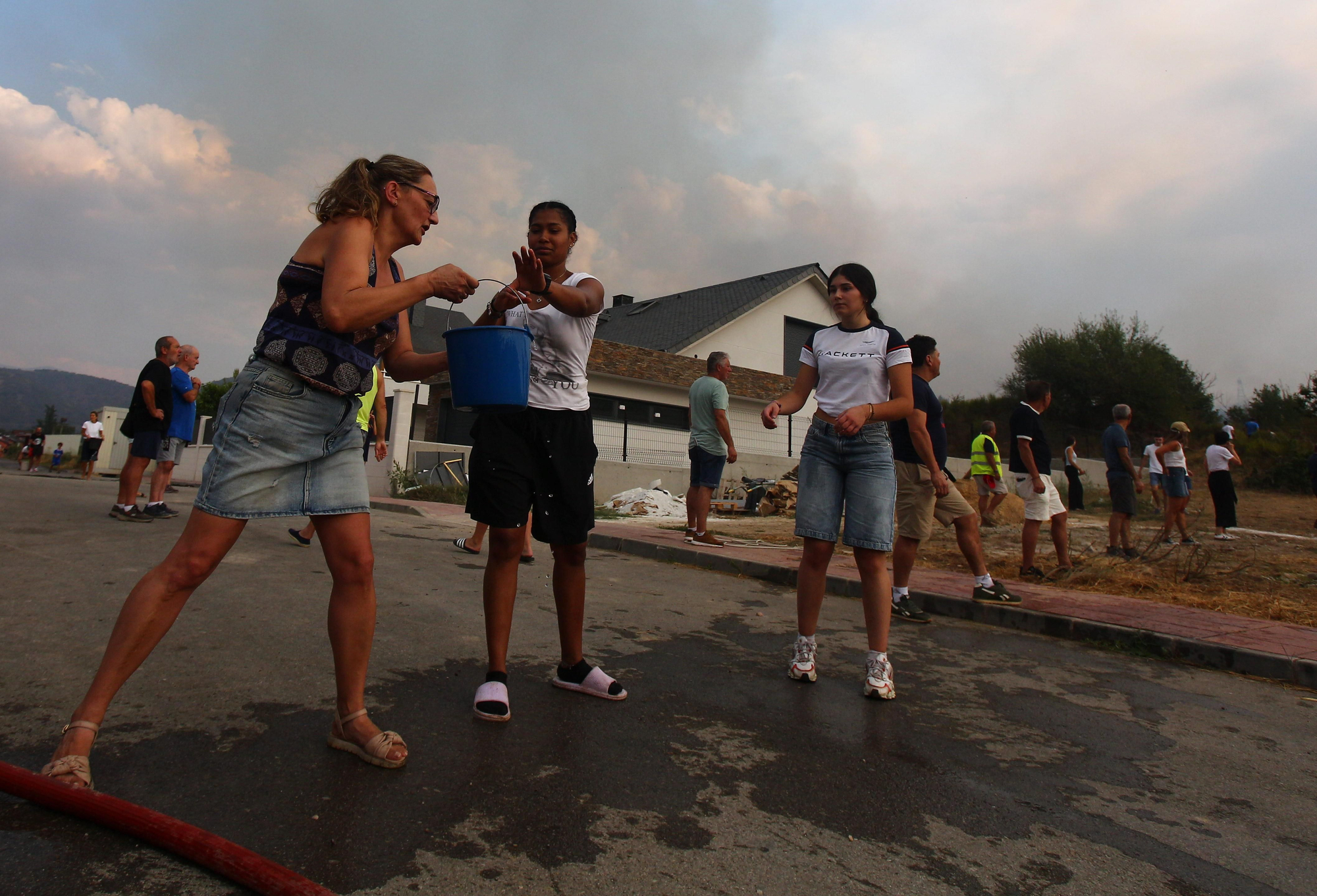 Así lucharon contra el fuego los vecinos de Molinaseca