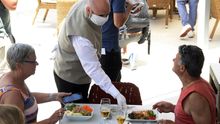 Varios turistas sentados en un restaurante en Baleares este 15 de junio.