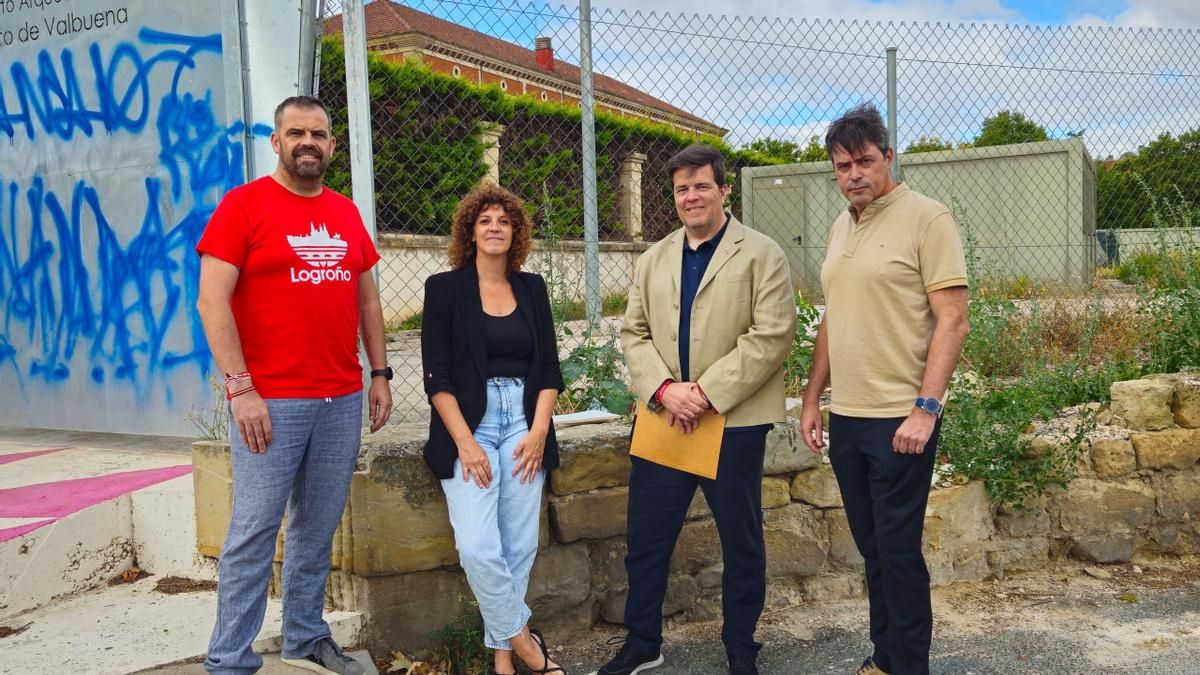 Concejales socialistas de Logroño a las puertas del yacimiento de Valbuena