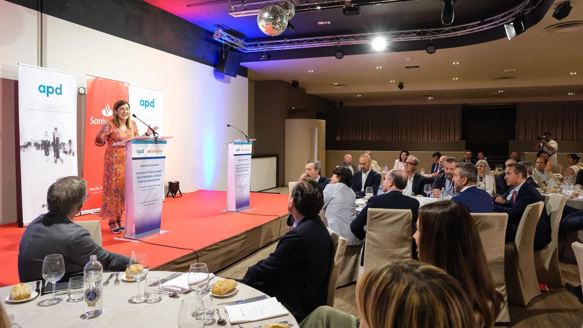La presidenta de Cantabria, María José Sáenz de Buruaga, interviene en el almuerzo-coloquio organizado por la Asociación para el Progreso de la Dirección, bajo el título ‘Balance tras un año de gobierno: logros y retos pendientes’.