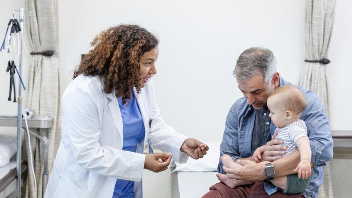 Un padre lleva a su bebé al pedriatra