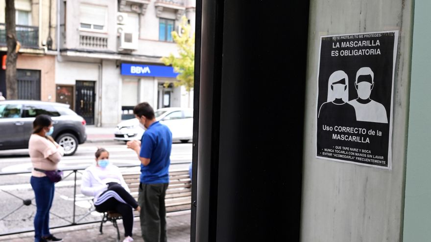 Unos vecinos conversan en la Avenida de la Albufera en el distrito del Puente de Vallecas