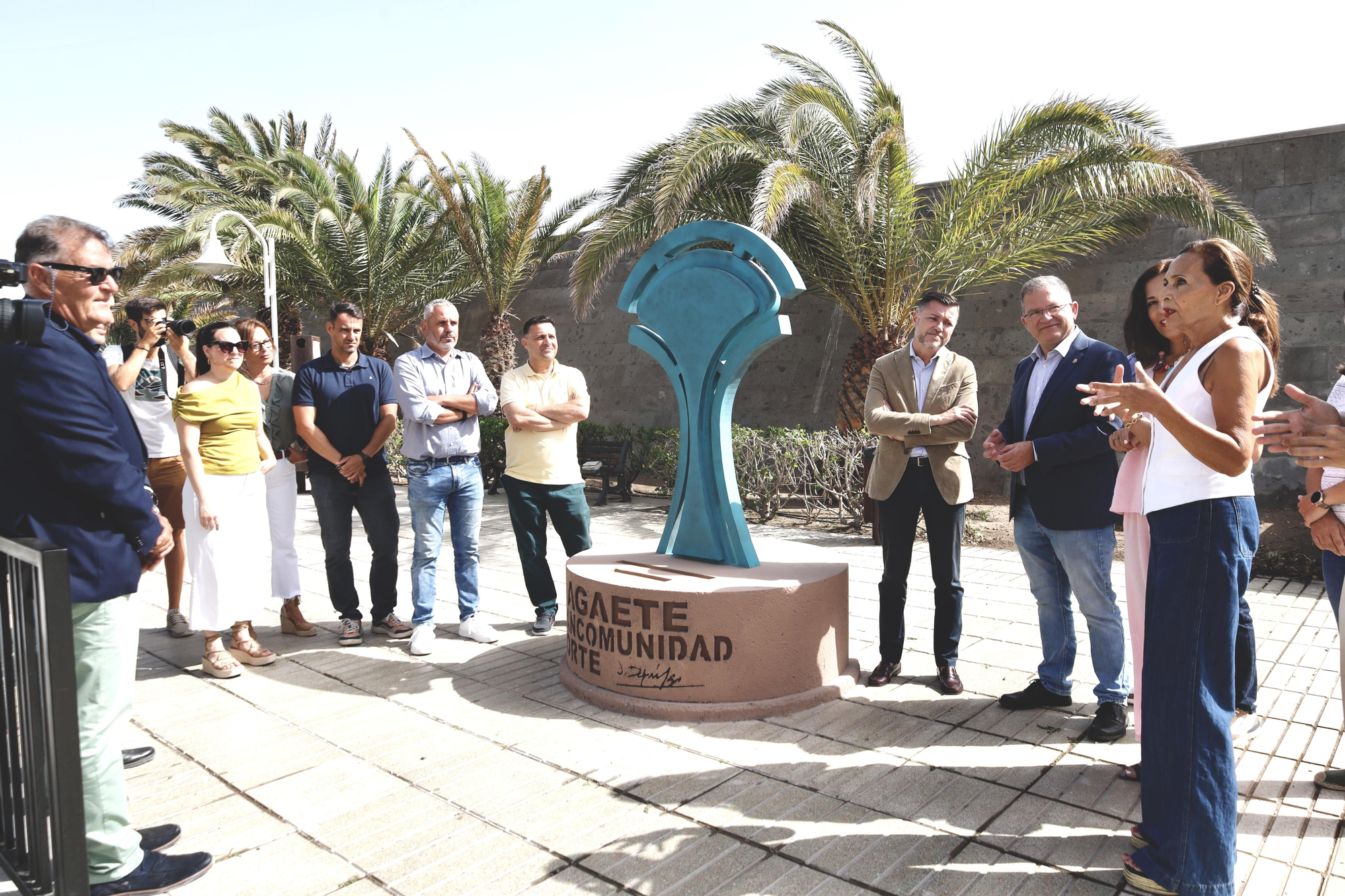 Agaete ha inaugurado este jueves una escultura diseñada por Pepe Dámaso que conmemora el 50 aniversario de la Mancomunidad del Norte de Gran Canaria y que, denominada el Árbol Sagrado.