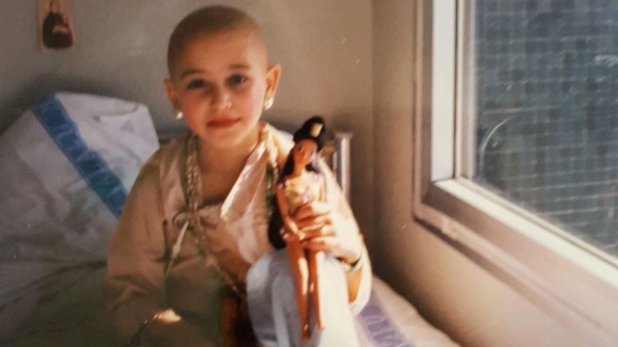 Tamara durante el tratamiento de su primera recaída en la leucemia.