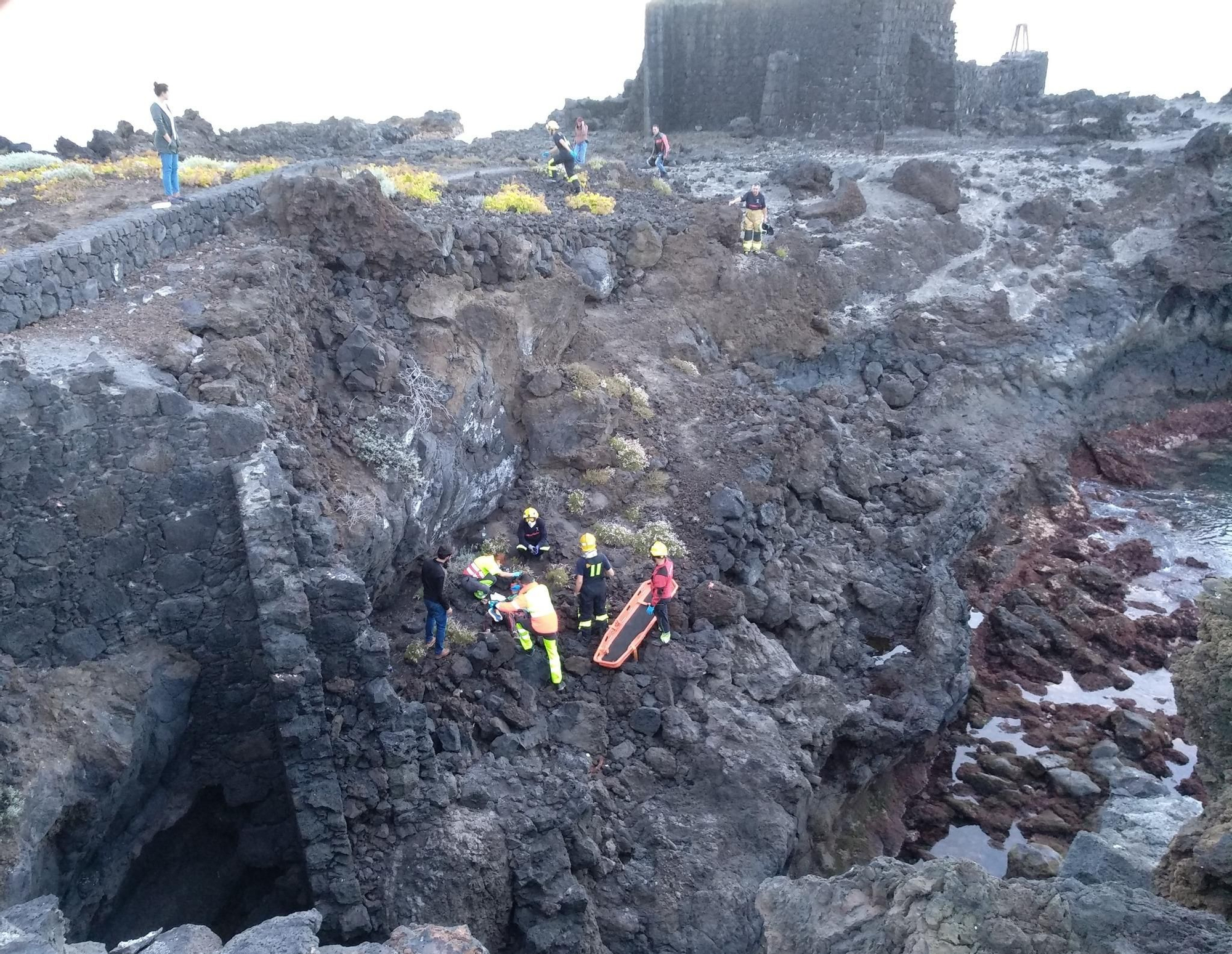 Un momento del rescate del hombre accidentado en Las Salinas. BOMBEROS LA PALMA