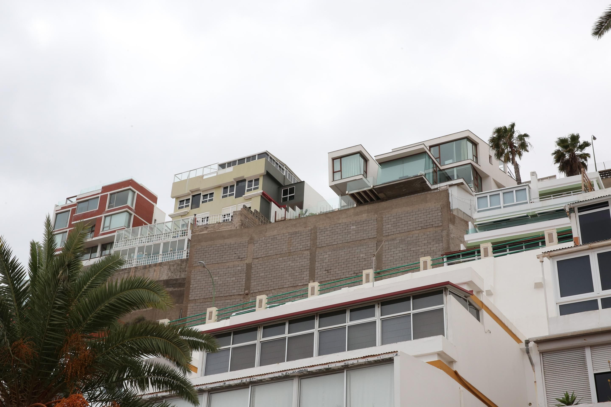 Así se encuentra el paseo de Chil tras el derrumbe de esta madrugada