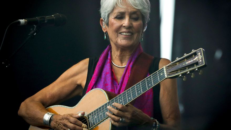 Joan Baez, leyenda del folk, publica por primera vez una antología poética